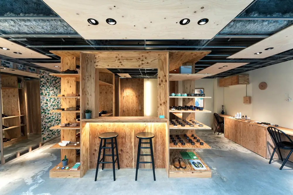 シューズショップの店内。木材を活かした什器が並ぶ
